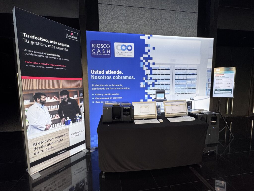 Vista lateral del stand de Kiosco Cash en el CSM Day 2026, con el roll-up de Loomis y los cajones CashInfinity